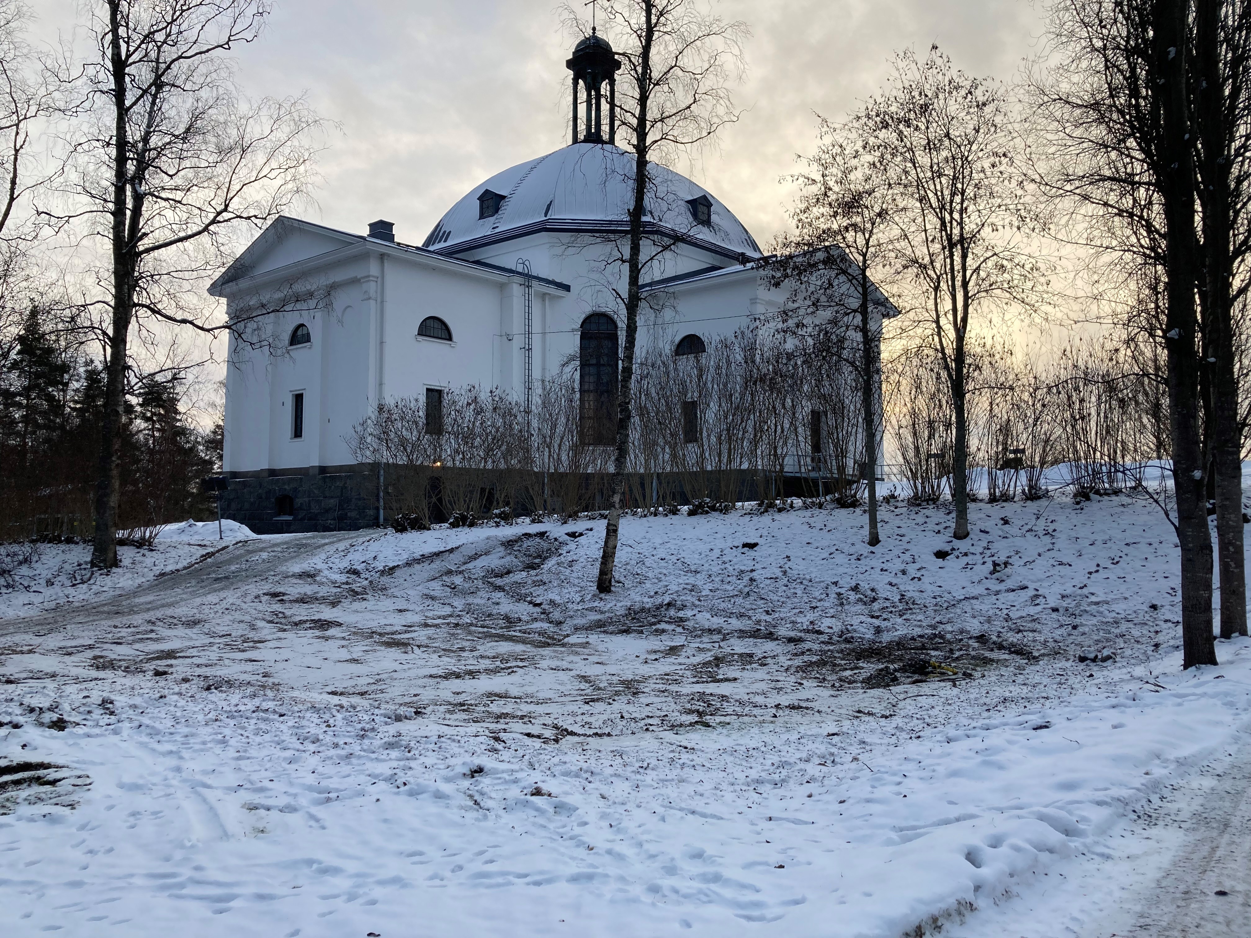 Jämsän kirkko ja sen edessä tulevan uurnahautausmaan laajennusosa