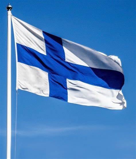 Suomen lippu liehuu lipputangossa