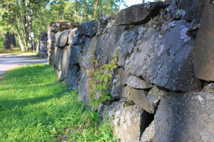 Kivimuuri Jämsänkosken hautausmaalla