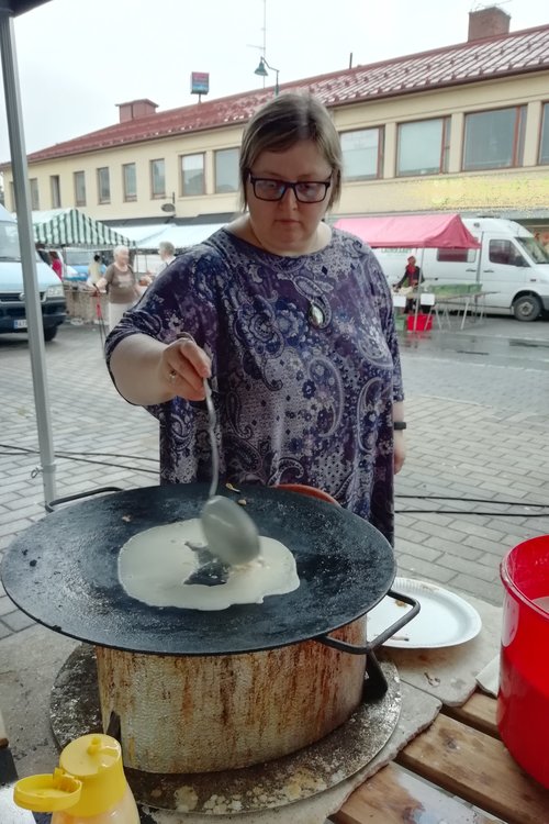Torikahviossa letunpaistossa nimikkolähettimme, Liliann.