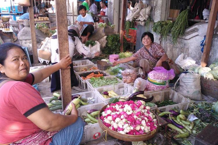 Indonesia. Naisia torilla.