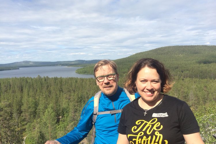 Pariskunta seisoo vierekkäin