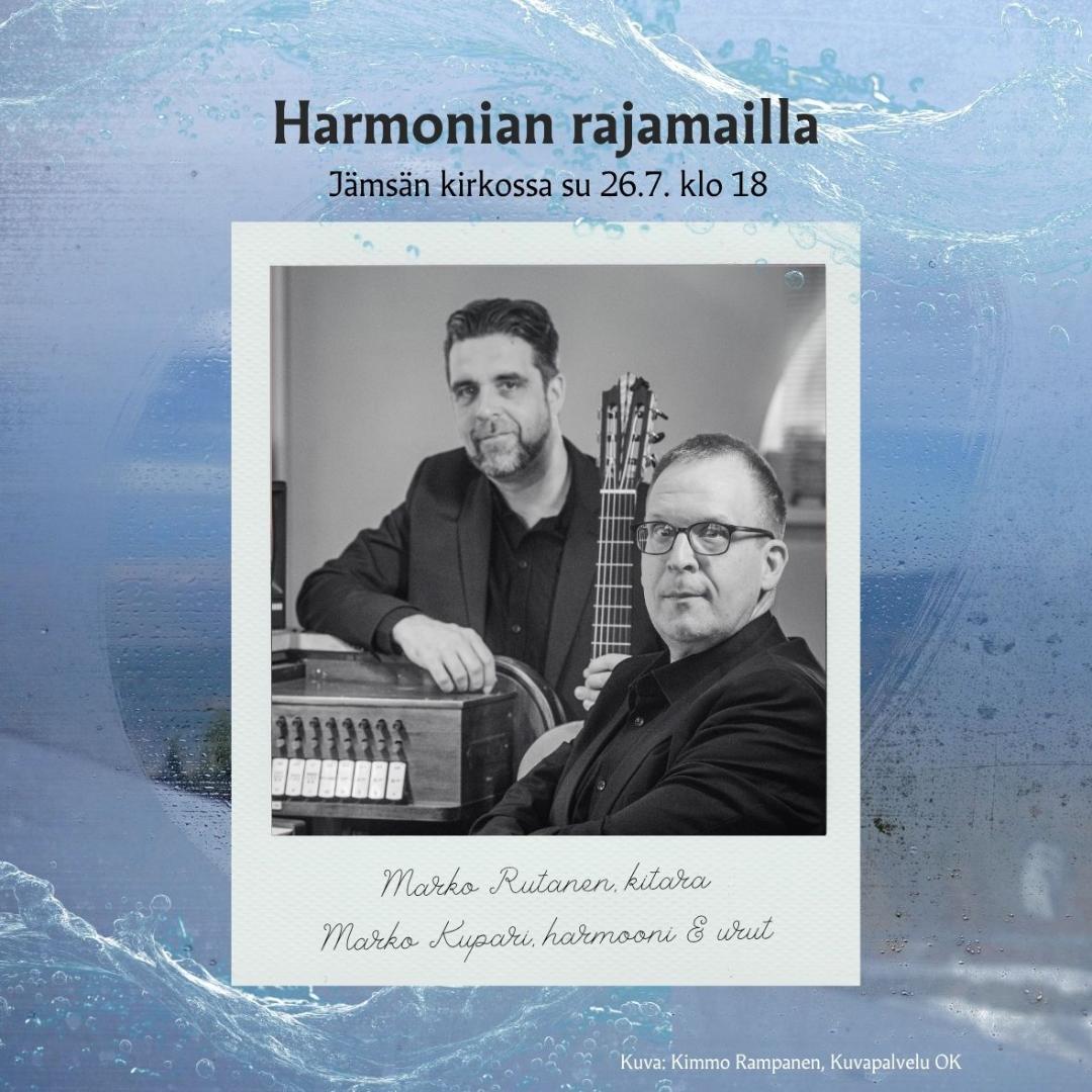 Kaksi miestä hymyilee kameralle. Toinen miehistä nojaa harmooniin ja hänellä on kädessään kitara.