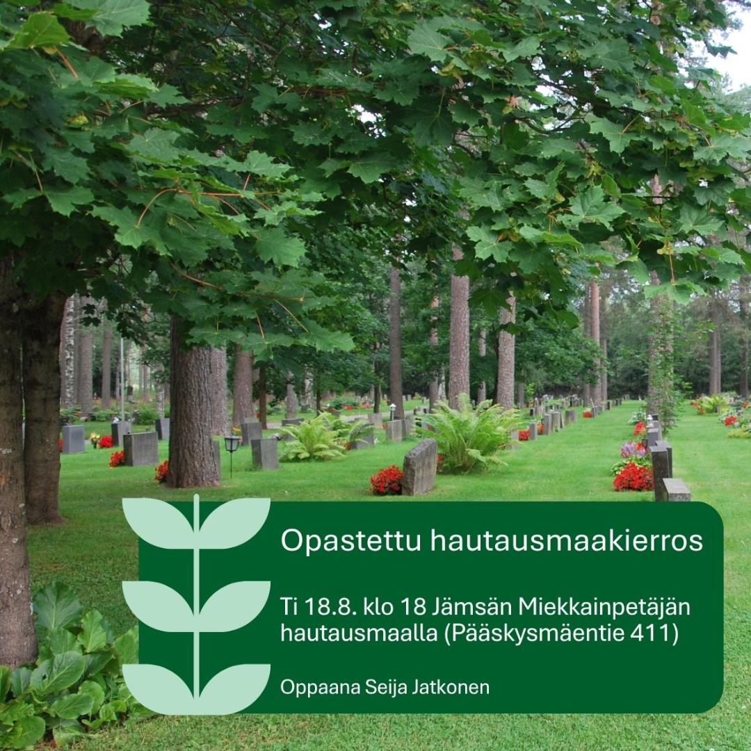 Hautakiviä, kukkia, nurmea ja puita Miekkainpetäjän hautausmaalla.