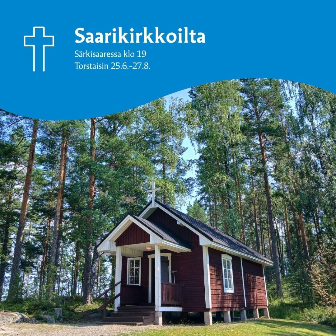 Saarikirkkoillan mainos. Punainen saarikirkko ja takana metsää.